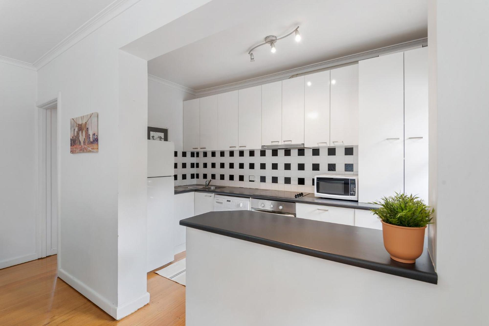 Comfy One-bedroom Unit Between And Airport Apartment *